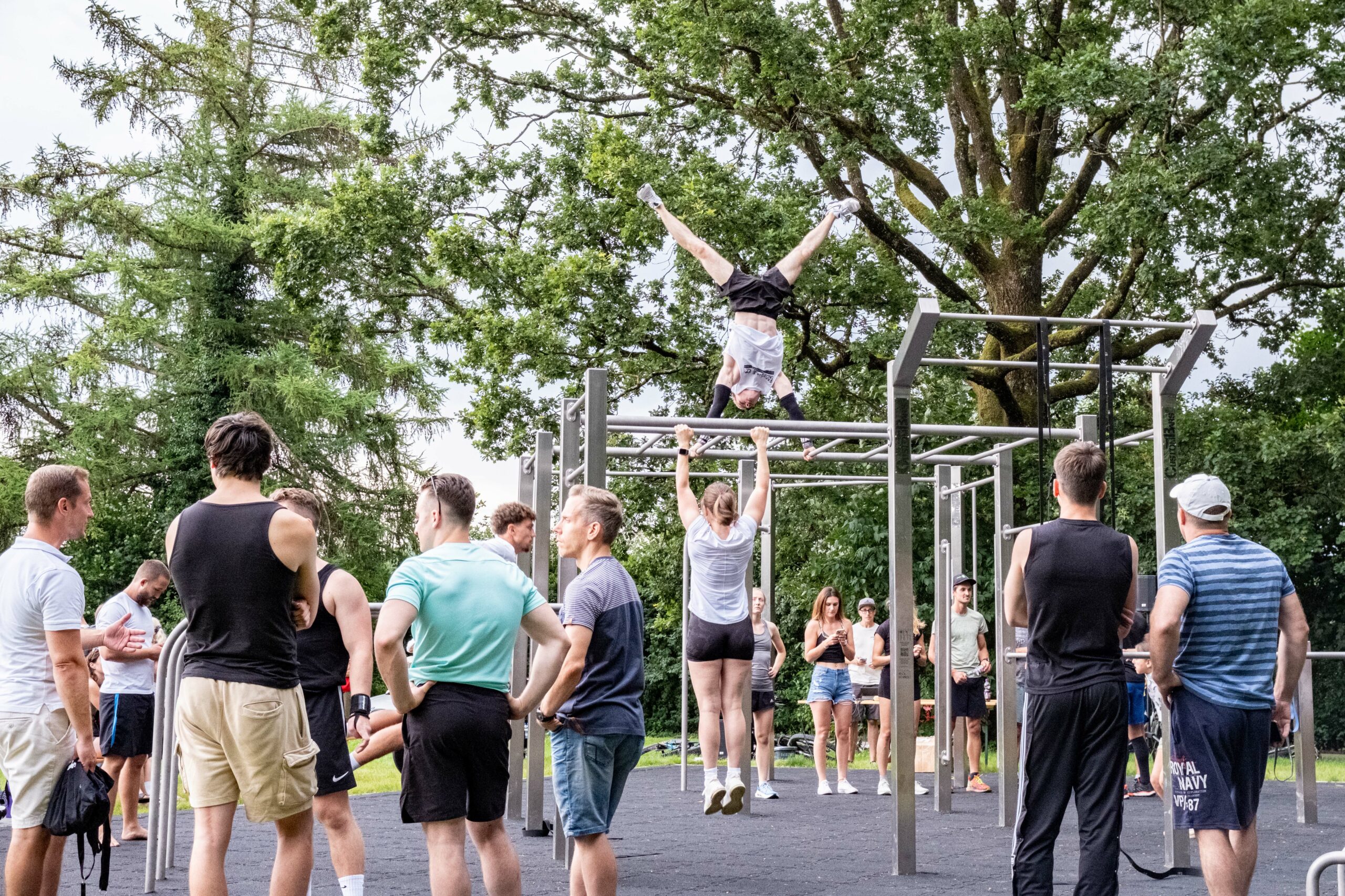 Hula Hoop Station bei der feierlichen Einweihung der Calisthenics-Anlage in Kempten im Allgäu