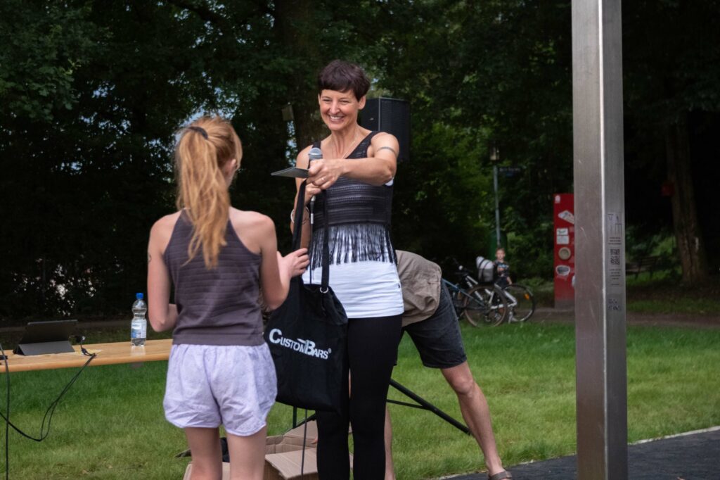 Hula Hoop Station bei der feierlichen Einweihung der Calisthenics-Anlage in Kempten-Ost