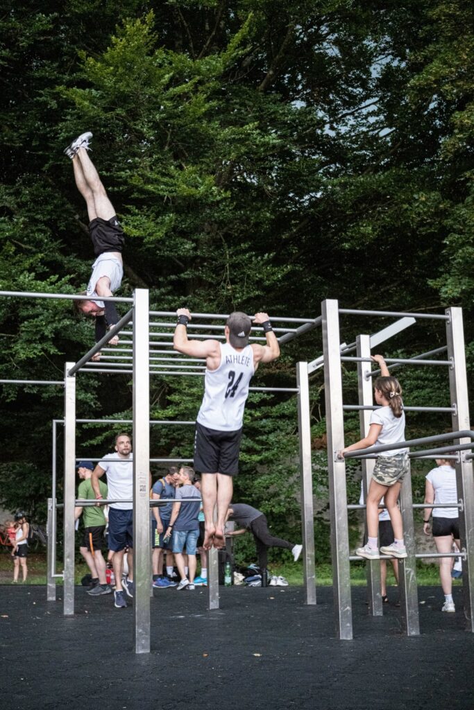 Hula Hoop Station bei der feierlichen Einweihung der Calisthenics-Anlage in Kempten-Ost