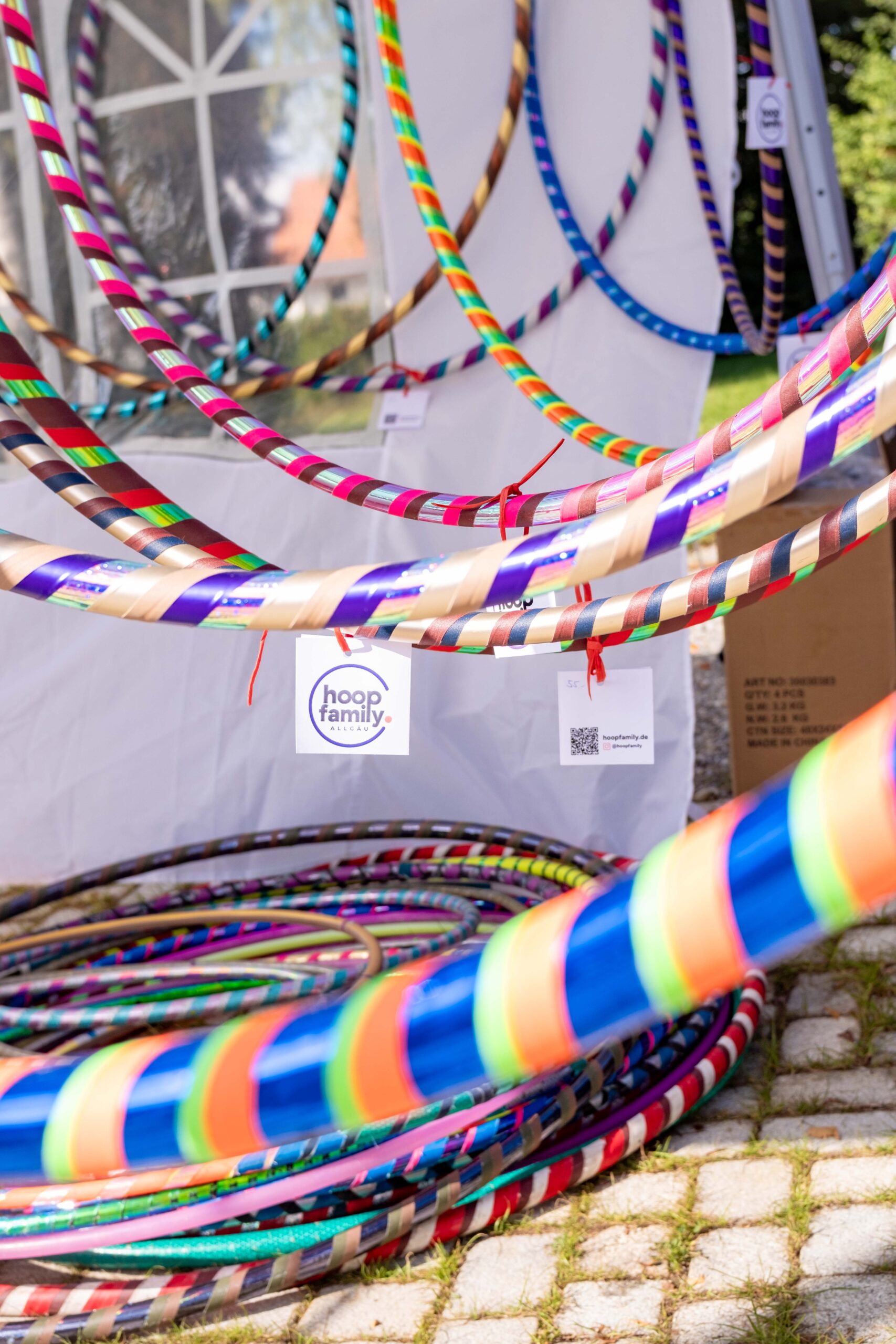 Bunte Hula-Hoop-Reifen am Stand der Hoop Family Allgäu.